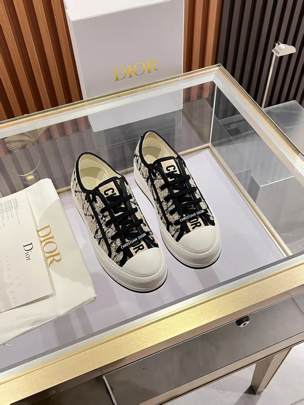 👟👟Ex-factory price 520👟👟 Walk‘n’Dior embroidered mid-top casual shoes are new in 2025. On the fashion stage, Dior embroidered shoes are the well-deserved protagonist. Delicate stitching is used on the upper, every stitch is devoted to the craftsman's efforts, and every thread is woven with artistic poetry. From complex floral patterns to smart geometric textures, embroidery is like the magic that gives shoes life, allowing them to show dynamic beauty even in static conditions.   Wearing Dior embroidered shoes feels like stepping into a dream world full of art. It is not only a pair of shoes, but also a walking piece of art that perfectly integrates fashion and culture. Whether you are strolling on the bustling city streets or attending important social occasions, Dior embroidered shoes can add unique charm to your style and become the focus of everyone's attention.   Choosing Dior embroidered shoes means choosing a persistent pursuit of quality and a unique understanding of fashion. Let it accompany you through every wonderful moment and leave your own fashion mark.  Material: Sheepskin lining, feet, silk cowhide, size 35-41, heel height 5cm